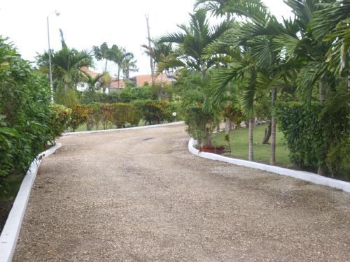 Taman di luar Whistling Villa Runaway Bay