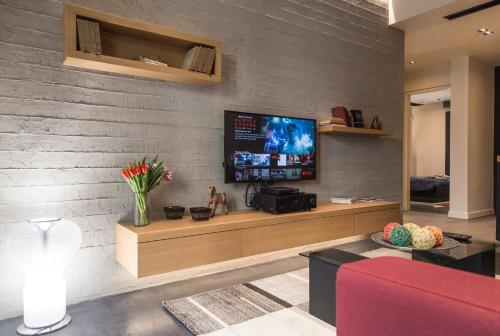 Televízia a/alebo spoločenská miestnosť v ubytovaní BRAND NEW 2018 LUXURY APARTMENT 10' MINUTES WALK FROM ACROPOLIS AND 6 FROM METRO