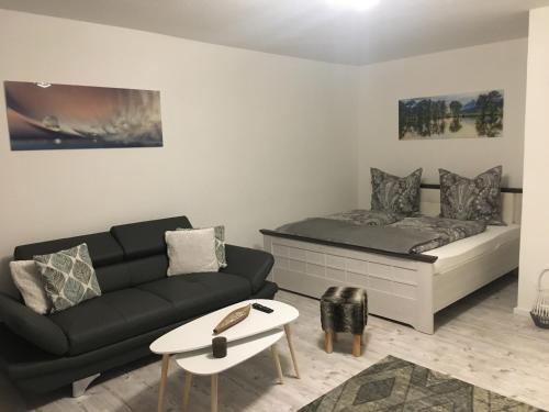バート・ハルツブルクにあるFerienwohnung Universのソファとベッドのあるリビングルーム