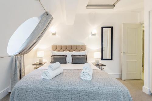 Säng eller sängar i ett rum på Outstanding Trafalgar Penthouse, sleeps 8
