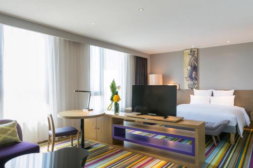 Postel nebo postele na pokoji v ubytování Novotel Nanchang Sunac