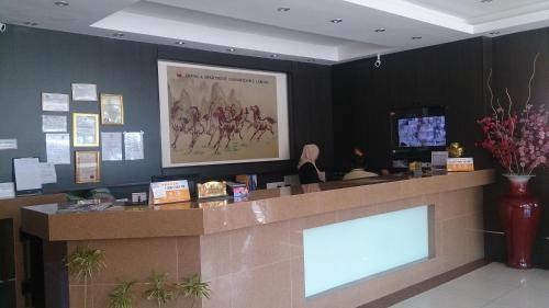 The lobby or reception area at Hotel & Apartment Ambassador 3
