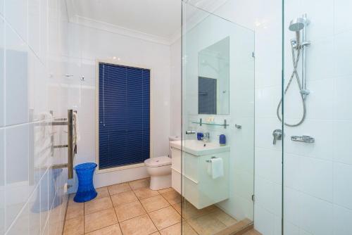 uma casa de banho com uma cabina de duche em vidro e um WC. em CLOUD 9 - Cliff Top Eagle Heights em Mount Tamborine