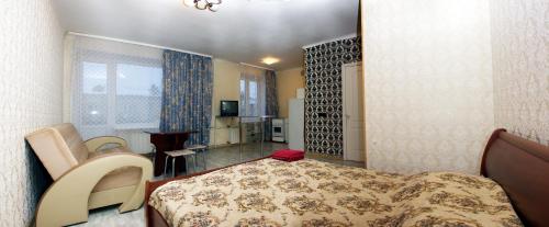 1 dormitorio con 1 cama y sala de estar en Baikal Apartments Central, en Krasnoyarsk