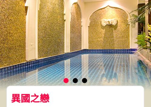 una piscina coperta in un edificio con piscina di Water Motel a Città di Changhua