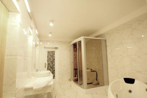 Phòng tắm tại Nhat Minh Hotel
