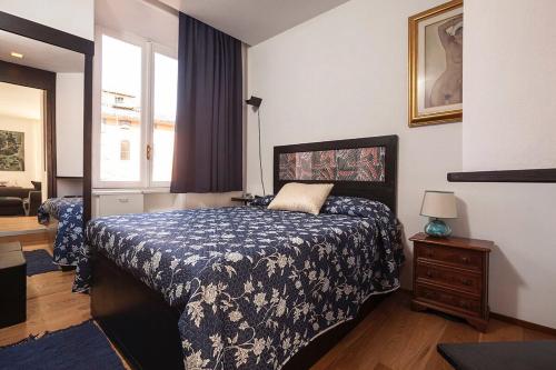 ローマにあるPrefetti suitteのベッドルーム1室(青と白の毛布付きのベッド1台付)