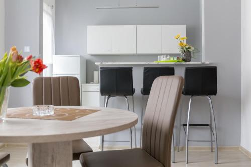 biała kuchnia ze stołem i krzesłami w obiekcie Apartment Widey Str. 54 w mieście Witten