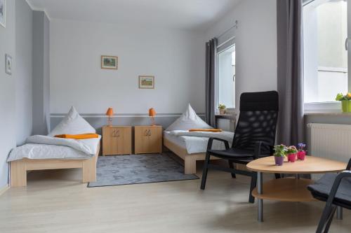 Zimmer mit einem Bett, einem Stuhl und einem Tisch in der Unterkunft Apartment Widey Str. 54 in Witten