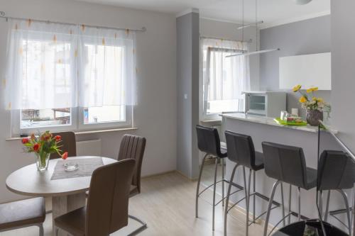 eine Küche und ein Esszimmer mit einem Tisch und Stühlen in der Unterkunft Apartment Widey Str. 54 in Witten