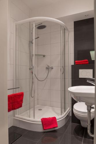 uma casa de banho com um chuveiro, um WC e um lavatório. em Apartment Widey Str. 54 em Witten