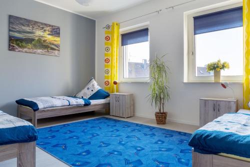 1 dormitorio con 2 camas y alfombra azul en Ferienwohnung, en Witten