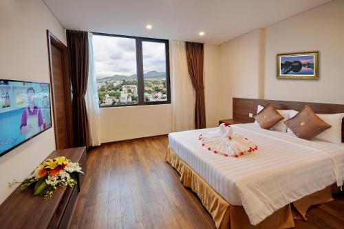 Säng eller sängar i ett rum på Lenid Ocean View Hotel