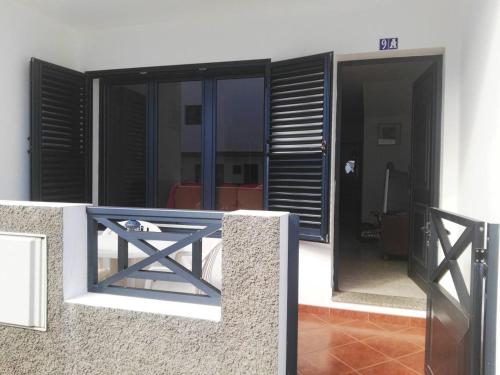 カレタ・デ・ファマラにあるCasa La Charca De Famaraのテーブル付きのバルコニーが備わる客室です。