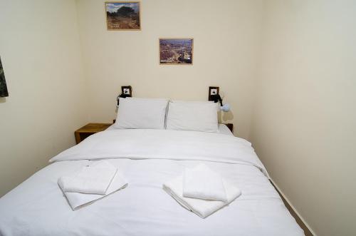 Ένα ή περισσότερα κρεβάτια σε δωμάτιο στο Desert Routes Inn Shvilim ba Midbar