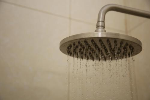 un soffione doccia con acqua che ne esce di Vamos Guest House ad Addis Abeba