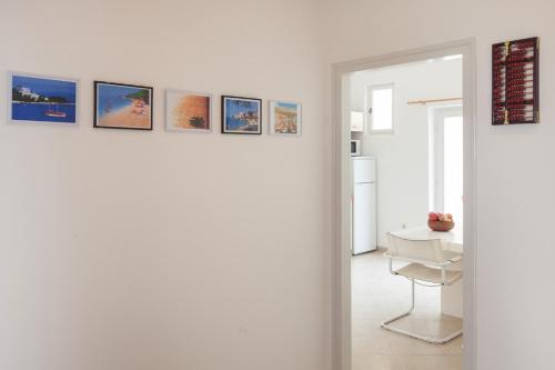 un pasillo con una fila de pinturas en la pared en Apartments Bella, en Podgora