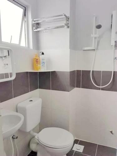 Un baño con un inodoro blanco y un lavabo. en Triple J, en Cameron Highlands