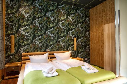 Tempat tidur dalam kamar di Singer109 Hostel, Hotel & Apartment