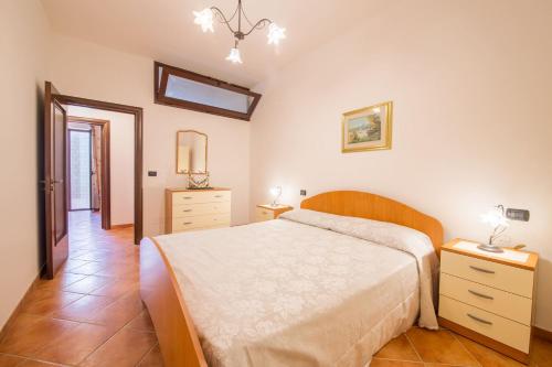 トッレ・サン・ジョヴァンニ・ウジェントにあるCasa Vacanza Sofiaのベッドルーム1室(大型ベッド1台、ナイトスタンド2台付)