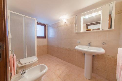 トッレ・サン・ジョヴァンニ・ウジェントにあるCasa Vacanza Sofiaのバスルーム(洗面台、トイレ、鏡付)
