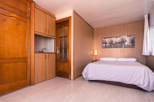 A bed or beds in a room at Carihuela Beach Apartamentos