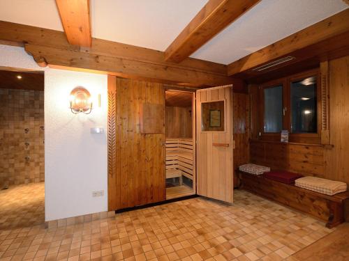 レッヒにあるHotel-Garni Felsenhofのウッドパネルの部屋とサウナ付きの部屋