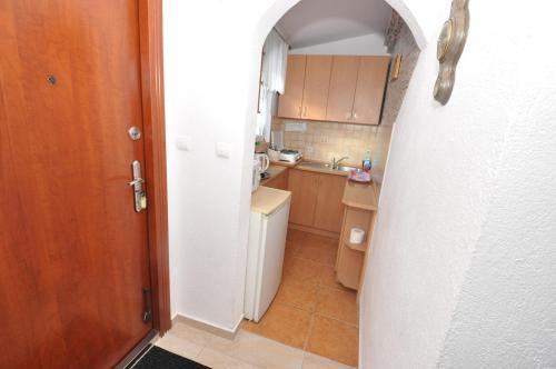 eine kleine Küche mit Spüle und Toilette in der Unterkunft Małgorzata 2 in Łeba