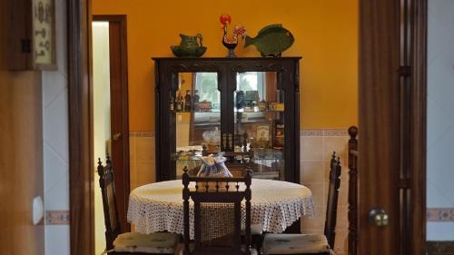 a dining room with a table and a china cabinet at Casa Robusto in Salvaterra de Magos