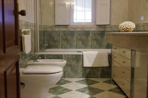 a bathroom with a toilet and a sink at Casa Robusto in Salvaterra de Magos
