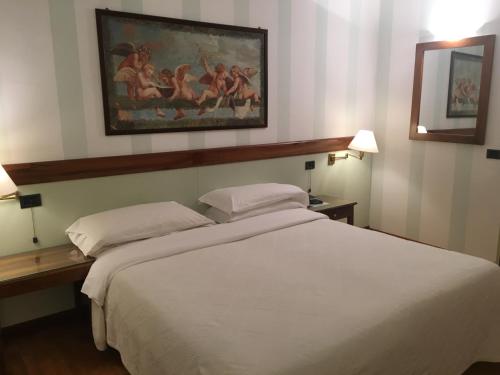 Una cama o camas en una habitación de hotel alla busa