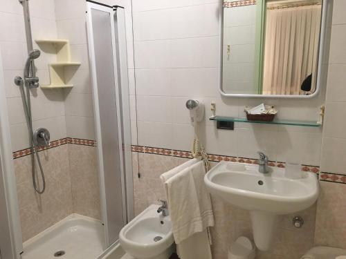 hotel alla busa في Noventa Vicentina: حمام مع حوض ومرحاض ودش