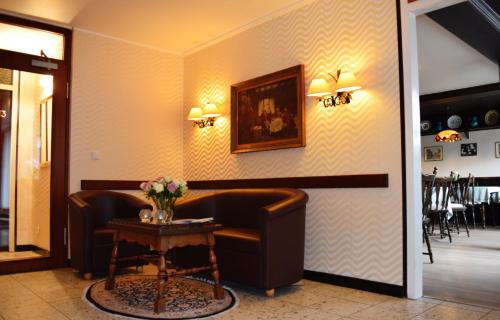 a waiting room with a couch and a table at Hotel Regina in Ludwigshafen am Rhein