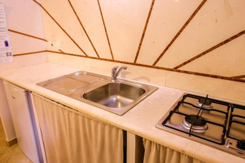 Dapur atau dapur kecil di Marisal Accommodation