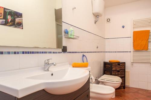 uma casa de banho com um lavatório e um WC em Casa Ibiscus x2 em Palermo