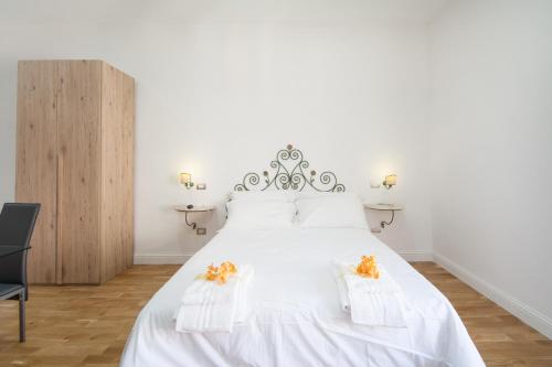 ナポリにあるEugenia e Donatoのベッドルーム1室(オレンジの花が咲く白いベッド1台付)