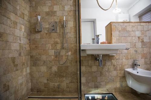 ein Badezimmer mit Waschbecken und Dusche in der Unterkunft Luky10 in Braşov