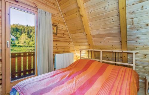 1 dormitorio con 1 cama en una cabaña de madera en House with Pool and Sauna en Crni Lug