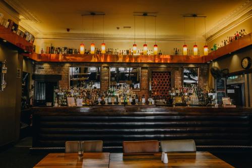 Ο χώρος του lounge ή του μπαρ στο The Duke of Edinburgh Hotel & Bar