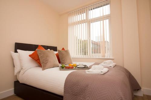 een slaapkamer met een bed met handdoeken erop bij DPV - Above Bar Street Apartments in Southampton