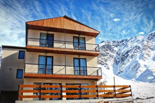 Üldine mäevaade või majutusasutusest Sunshine Kazbegi pildistatud vaade
