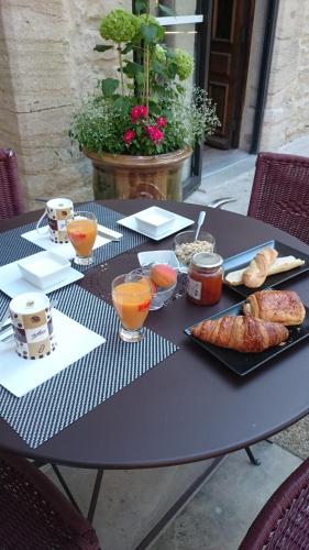 una mesa negra con comida y bebidas. en le clos du Patre, en Caromb