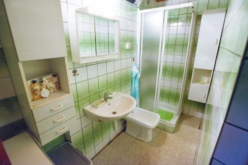 un piccolo bagno con lavandino e servizi igienici di Apartment Jorsi with Mountain View a Zreče