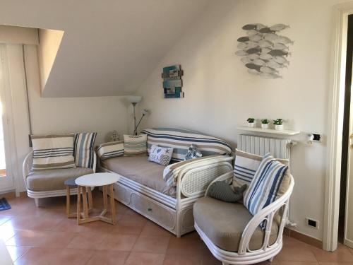- un salon avec deux chaises et un canapé dans l'établissement Valter's Nest, à Rapallo