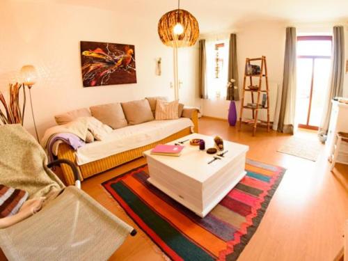 ein Wohnzimmer mit einem Sofa und einem Couchtisch in der Unterkunft Wohlfühloase am Weißen Hirsch in Dresden