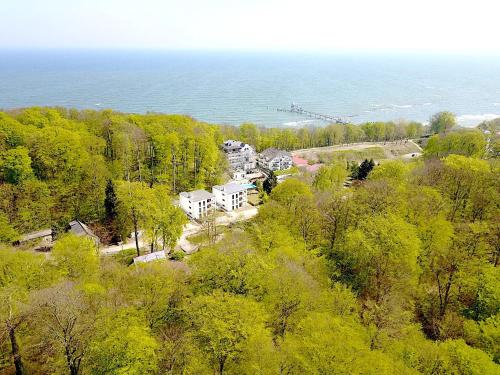 une vue aérienne sur une maison dans les arbres dans l'établissement Haus "Jasmund" in Sellin - WG01 im EG mit Kamin und Terrasse, à Sellin