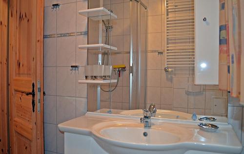 Kylpyhuone majoituspaikassa Müritzblick 36