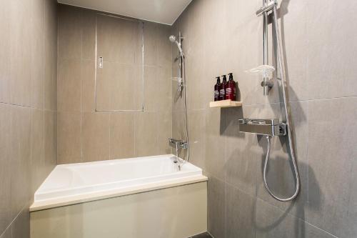 Ένα μπάνιο στο H Avenue Hotel Dongdaemun Sungshin