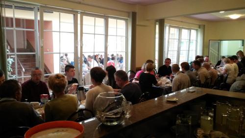 un gruppo di persone sedute ai tavoli di un ristorante di Pansion Polonia Medjugorje a Međugorje