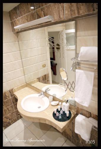 Ένα μπάνιο στο Gleem Luxury Apartments Elite